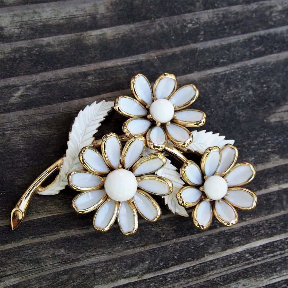 1949 Trifari Woodland Fantasies Milk Glass Brooch - Picture 4 of 7